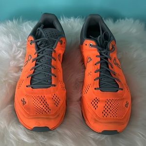 ON WOMEN’S CLOUDSURFER RUNNING SNEAKERS size 7 1/2
